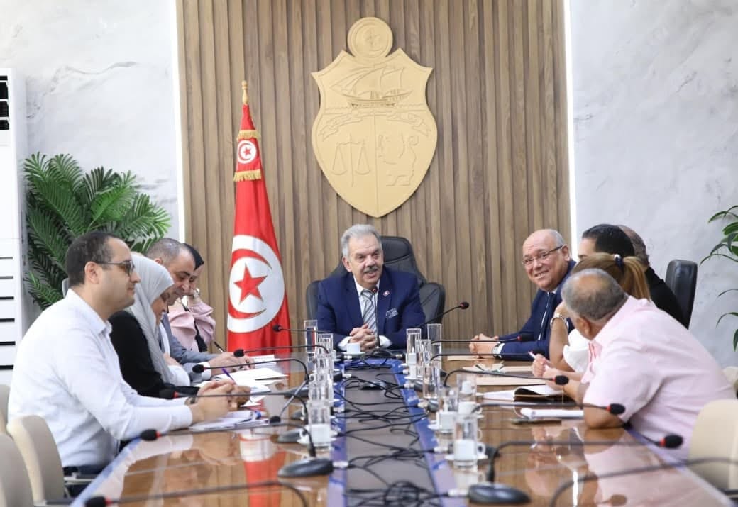 وزير الشباب والرياضة يجتمع بأعضاء المكتب الجامعي للجامعة التونسية للمبارزة