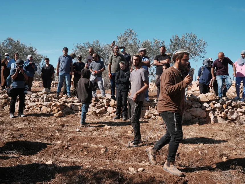 إصابة ثلاثة فلسطينيين نتيجة استمرار اعتداءات المستعمرين على مناطق بالضفة الغربية