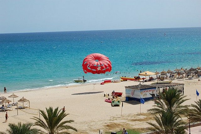 سماء مُغشاة بسحب قليلة فمُغيمة جزئيا على أغلب الجهات والحرارة تتراوح بين 36 و49 درجة