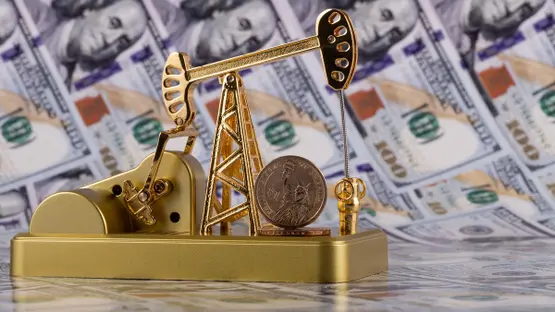 أسعار النفط تتجاوز 100 دولار للبرميل للمرة الأولى منذ ماي الماضي