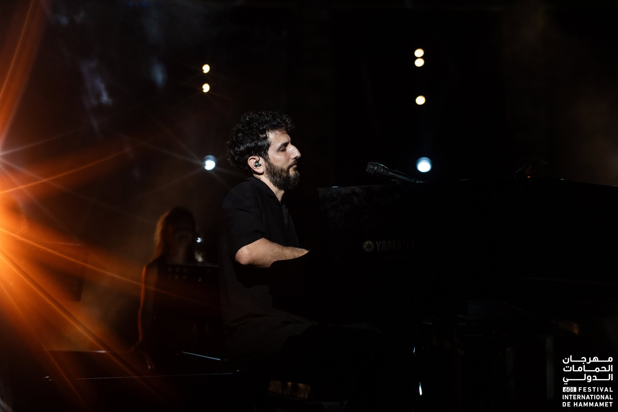 أمام شبابيك مغلقة : الفنان الفلسطيني فرج سليمان يعتلي لأول ركح مهرجان الحمامات الدولي ويسافر بجمهوره إلى عوالم الجاز والموسيقى الملتزمة