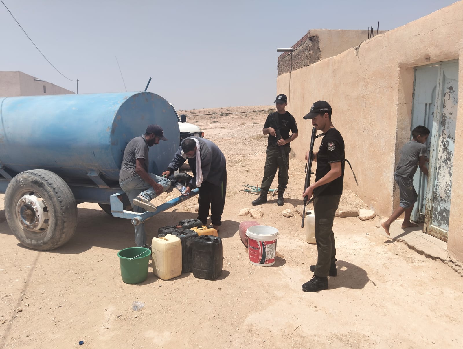  الخميس 24 جويلية 2026 : تنظيم حملة توزيع المياه على عدة مناطق بمعتمدية #المتلوي في اطار معاضدة عمل الشركة التونسية لتوزيع المياه ومجابهة موجة الحر و ذلك بالشراكة مع الفرق الأمنية و العسكرية و خلية الأزمة.