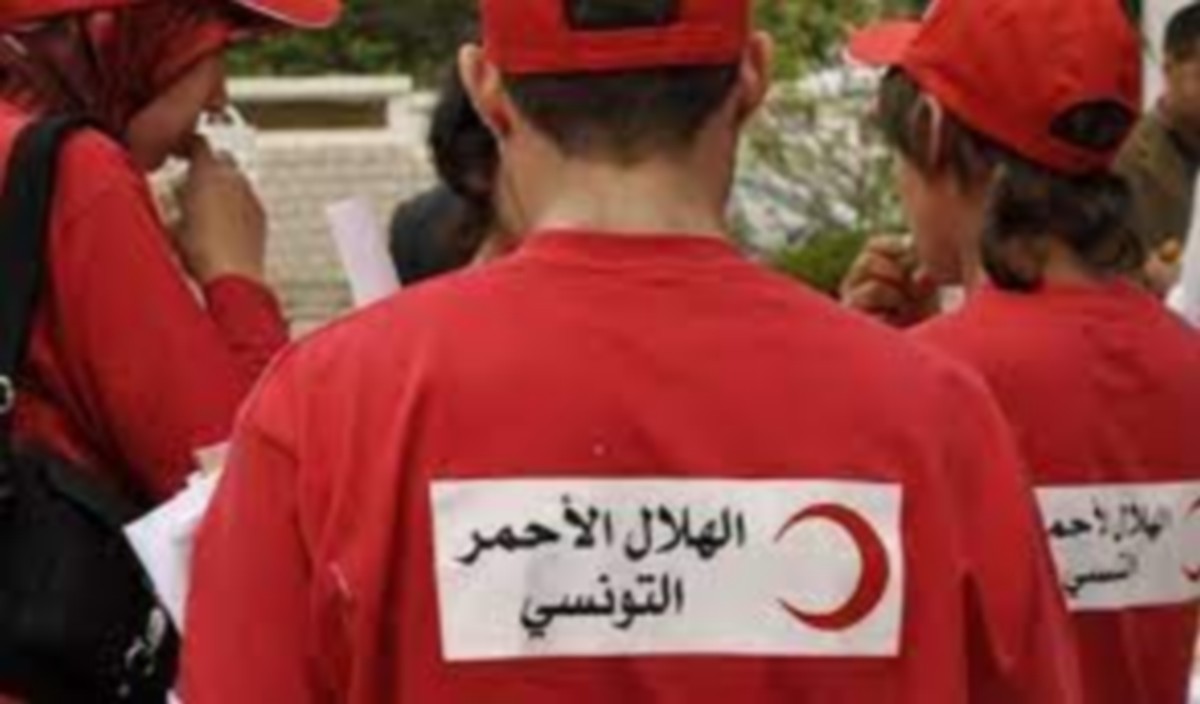 الهلال الأحمر التونسي يشرع في حملة وطنية لتوزيع المياه الصالحة للشراب لمجابهة موجة الحر وانقطاع الماء