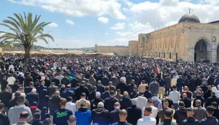 فلسطين: 70 ألف مصل يؤدون صلاة الجمعة في المسجد الأقصى رغم قيود الاحتلال الصهيوني