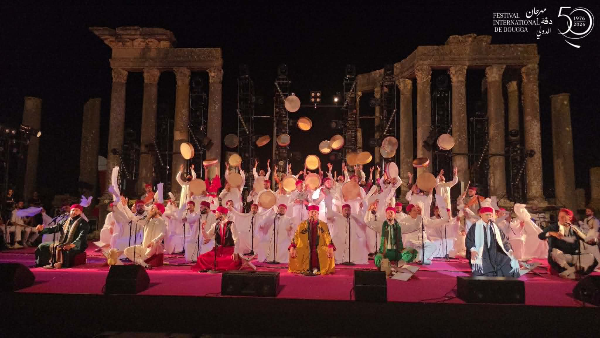 Le Festival International de Dougga clôture sa 50e édition avec une fresque artistique… quand la création contemporaine épouse l’âme du théâtre antique