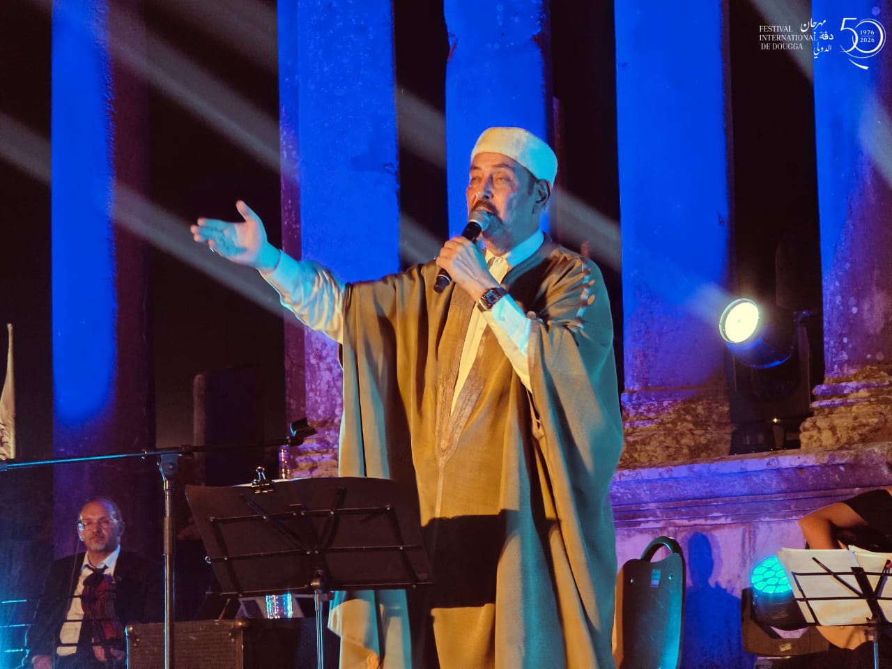   Une soirée où la musique a enlacé les pierres antiques : Lotfi Bouchnak magnifie le cinquantenaire du Festival international de Dougga