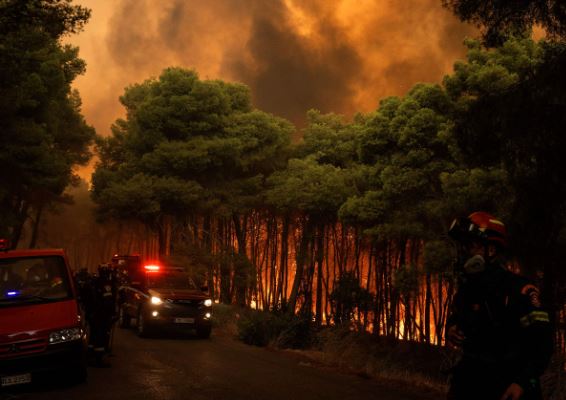 اليونان ترفع مستوى الإنذار إلى أعلى مستوى مع اقتراب حرائق الغابات من أثينا