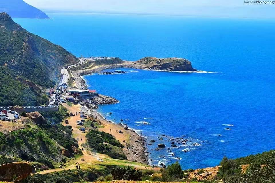طقس مغيم جزئيا بأغلب الجهات