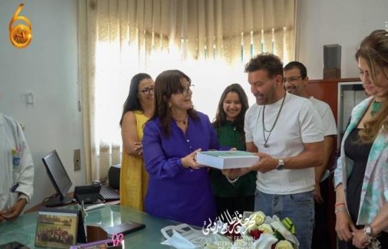 في مبادرة إنسانية... الفنان اللبناني ’’ريان’’ في زيارة إنسانية لمعهد صالح عزيز قبل حفله بمهرجان قرطاج