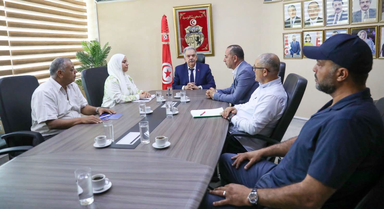 وزير الشباب والرياضة يلتقي مدرب المنتخب الوطني لكرة القدم معين الشعباني والمدير الفني