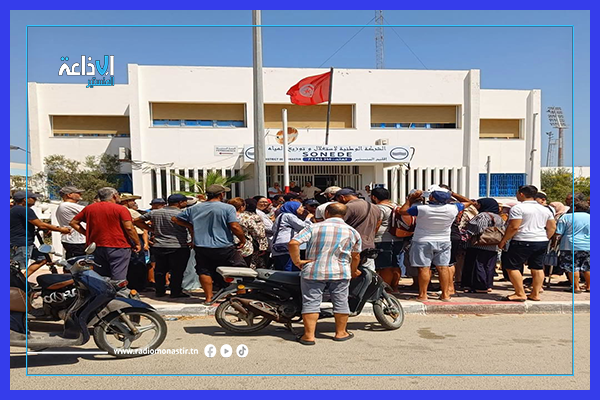 أهالي المنستير وسوسة يحتجون عن الانقطاعات والاضطرابات المتواصلة للماء الصالح للشراب. 