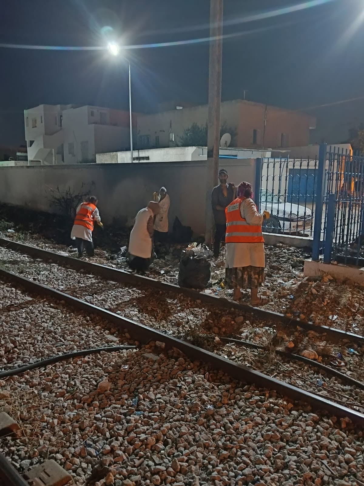 شركة النقل بتونس تلاحق المتورطين في إلقاء الفضلات على السكة الحديدية بمحطة الكرم