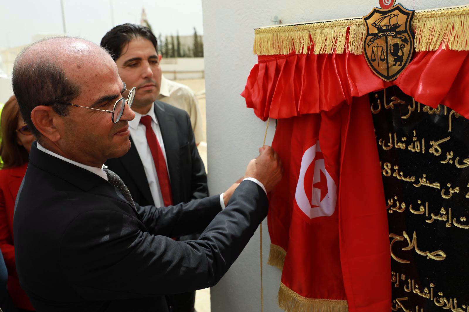 وزير التجهيز والاسكان يعطي اشارة إنطلاق أشغال 43 مسكنا جماعيا بالقيروان في إطار برنامج الكراء المملك.