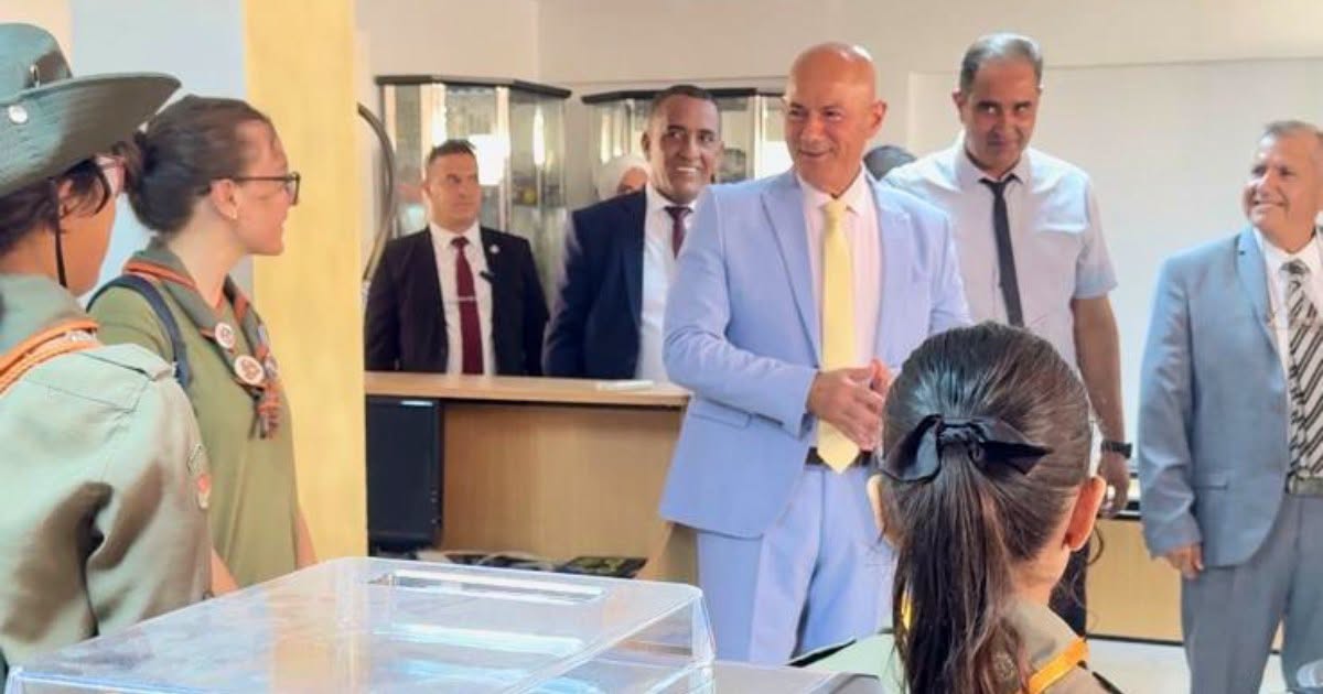 سفير الولايات المتحدة الامريكية في زيارة الى المنستير و تحديدا الى قصر العلوم