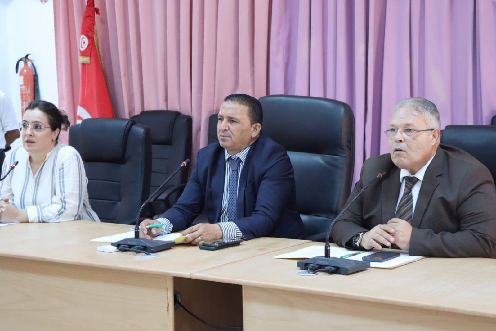 ولاية المنستير: جلسة عمل لتعزيز منظومة النظافة ورفع الجاهزية لموسم الأمطار والتقلبات المناخية