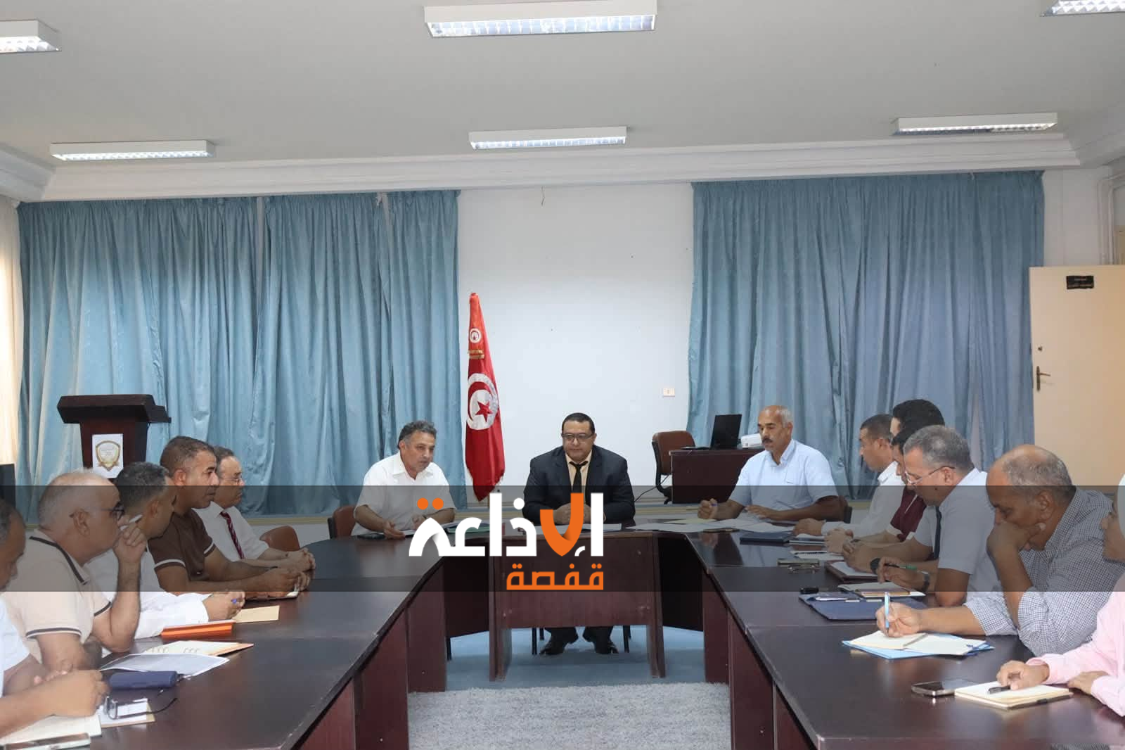 جلســة عمل تخصصت لمتابعــة الوضع البيــئي والصـحي وحملات التظافة بالمناطق البلدية بولاية قبلي