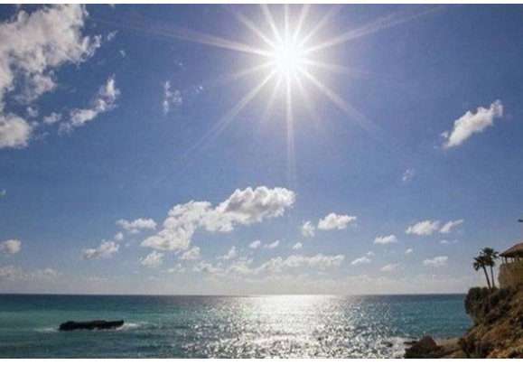 سماء مغشاة بسحب قليلة على أغلب المناطق.