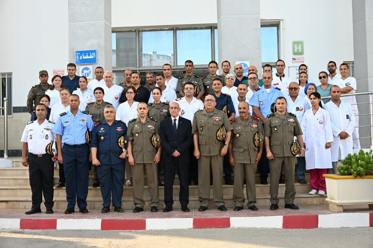 وزير الدفاع يعاين سير العمل بالمستشفى العسكري ببنزرت