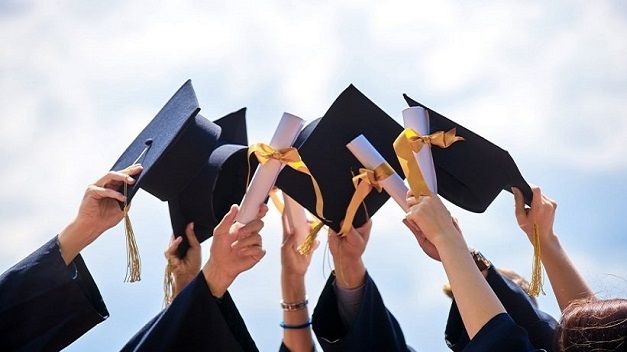 فتح باب الترشح للطلبة التونسيين للتمتع بمنح دراسية بمؤسسات جامعية عمومية بالمغرب والجزائر