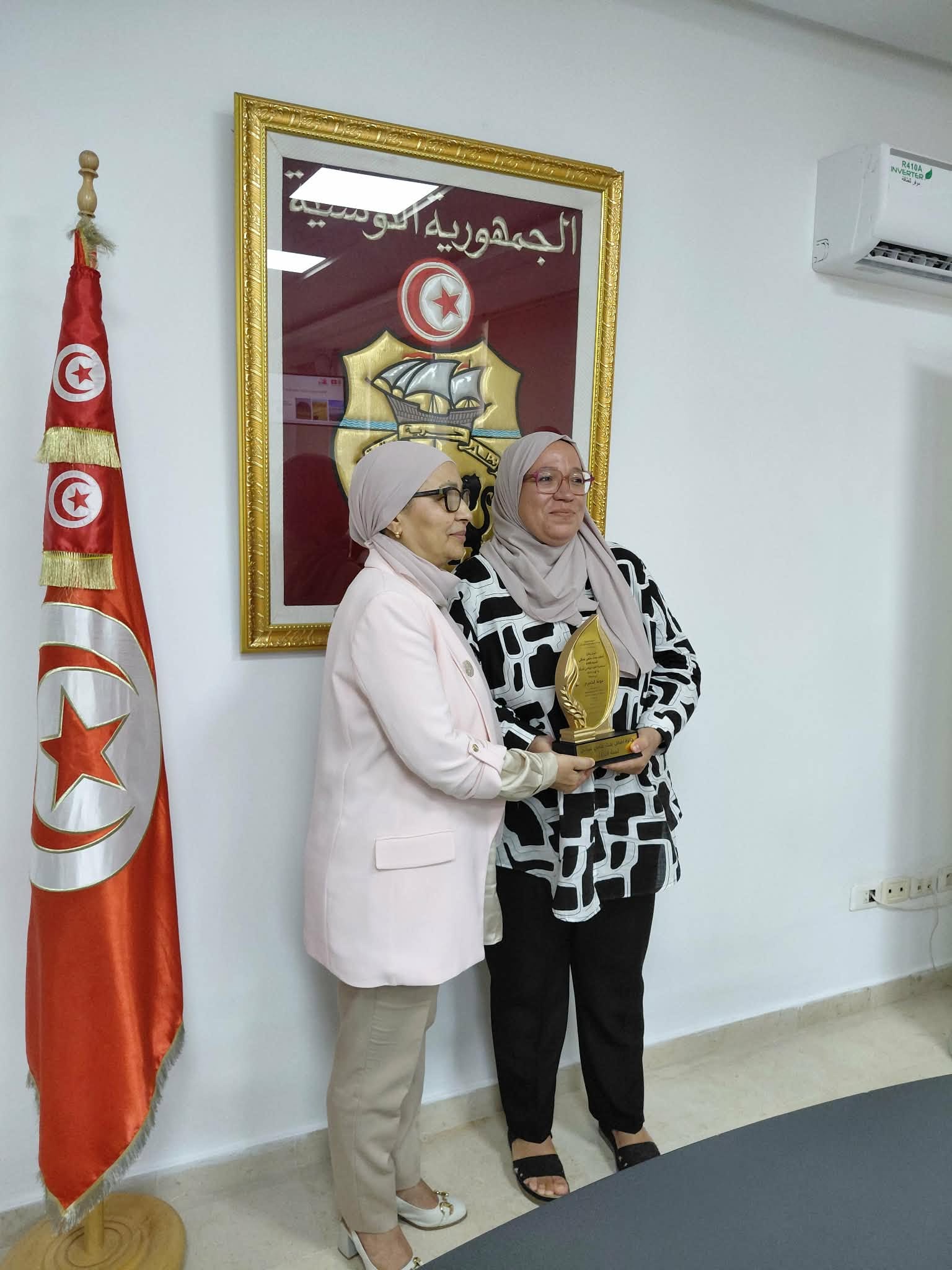 وزيرة المرأة والأسرة والطفولة وكبار السن تسند جائزة افضل بحث علمي نسائي بعنوان سنة 2026 للباحثة خولة الخميري