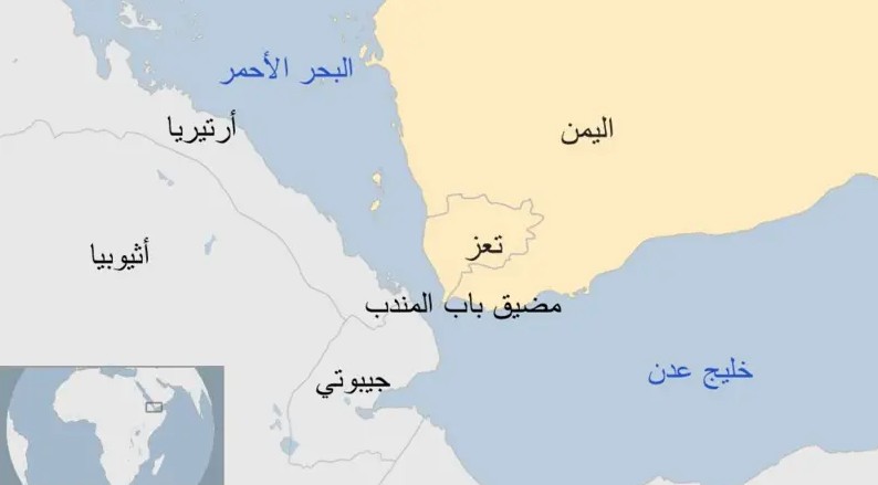 الحوثيون يستهدفون سفينة شحن في مضيق باب المندب  