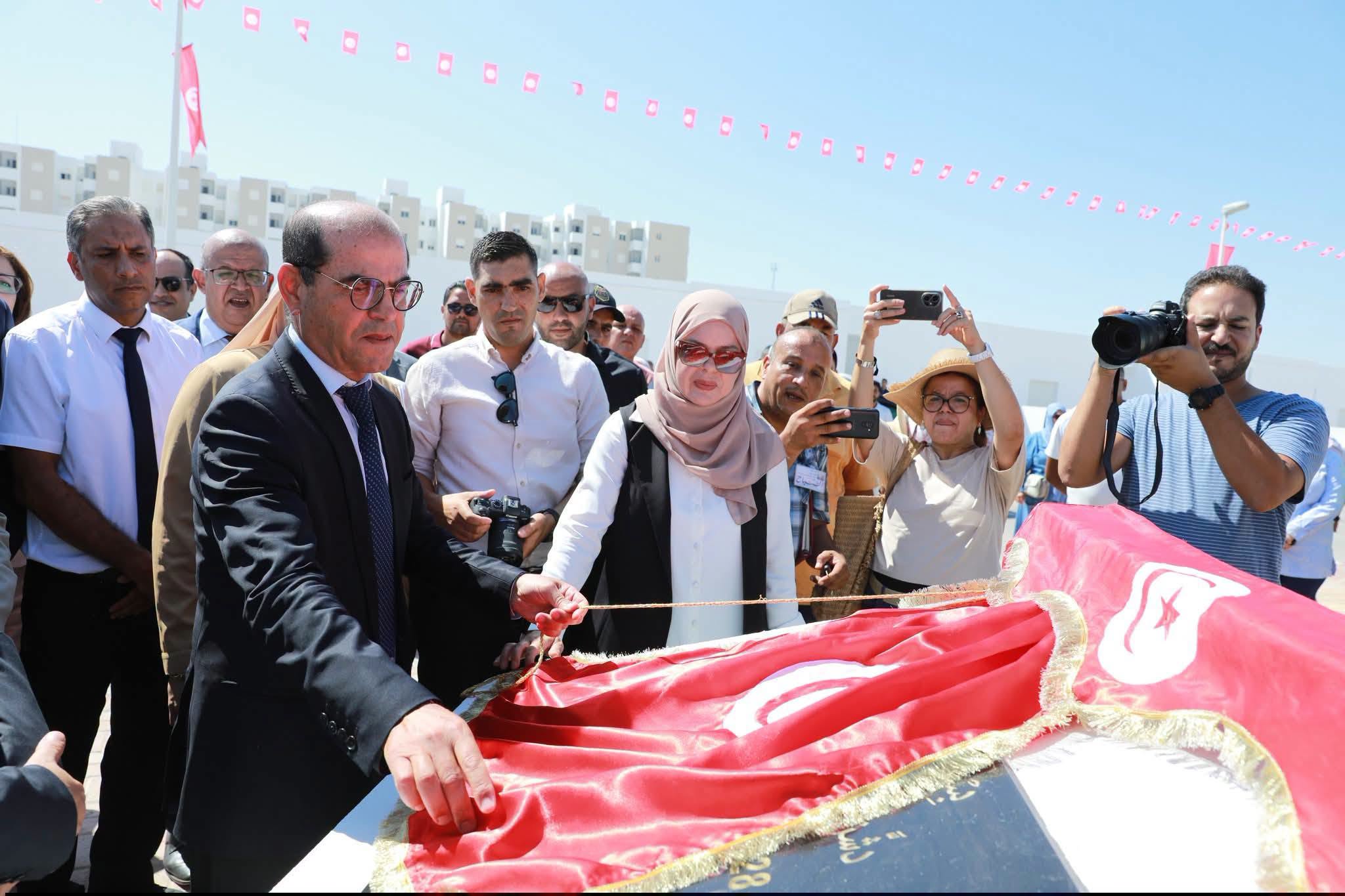 وزير التجهيز والإسكان يشرف على موكب تسليم 310 مساكن اجتماعية بتقسيم الفجة من ولاية منوبة