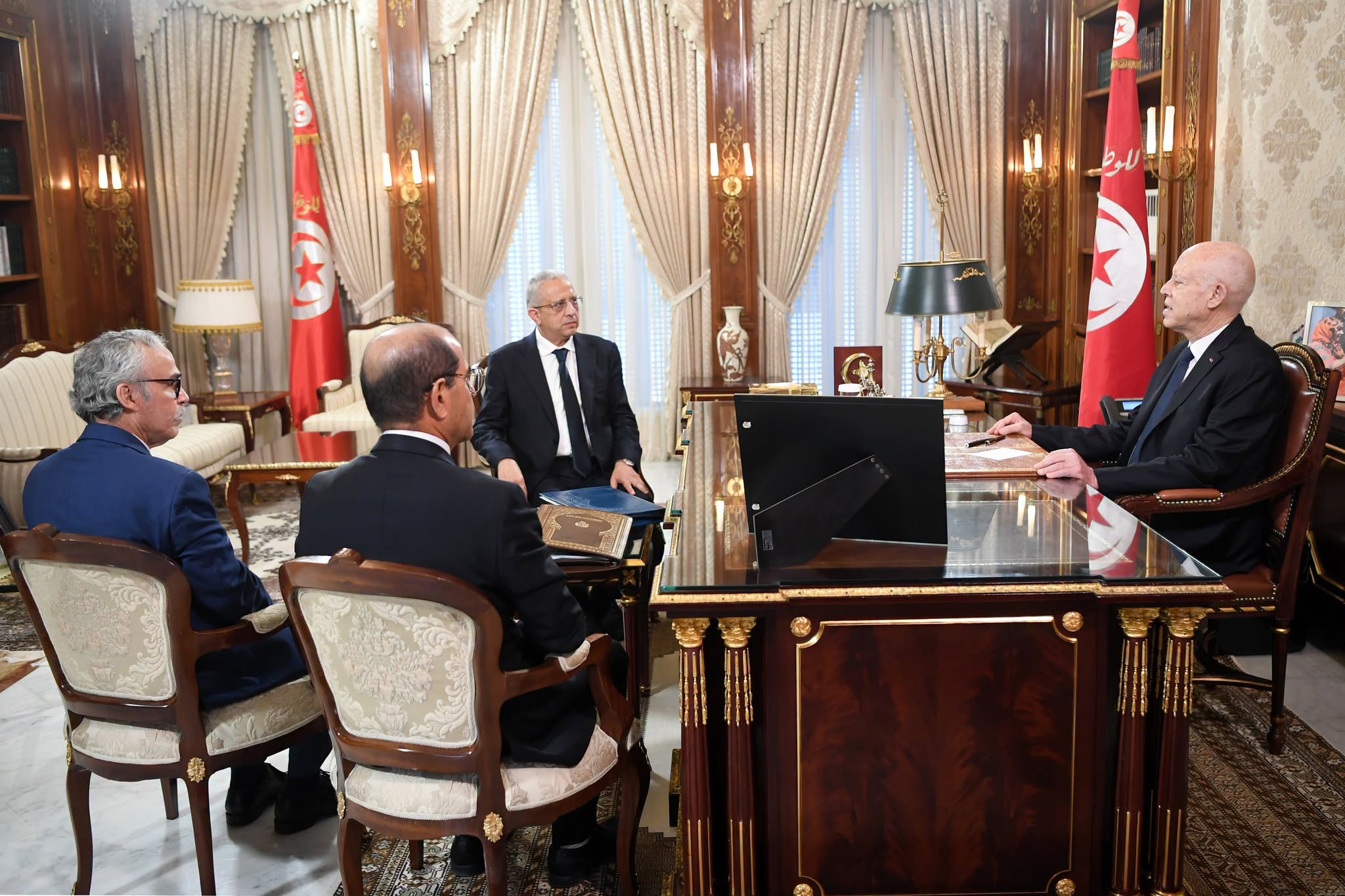 رئيس الدولة لدى استقباله عددا من الوزراء: المقدّمة الطبيعية الأولى لتحقيق مطالب الشعب هي تفكيك شبكات الفساد