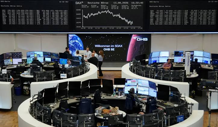 النفط يهبط 2% وسط مؤشرات تراجع الطلب وارتفاع مخزونات الولايات المتحدة