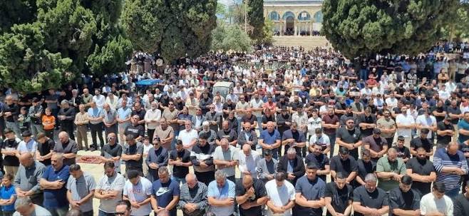نحو 70 ألف فلسطيني يؤدون صلاة الجمعة في المسجد الأقصى المبارك