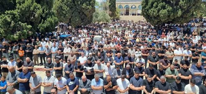 نحو 70 ألف فلسطيني يؤدون صلاة الجمعة في المسجد الأقصى المبارك
