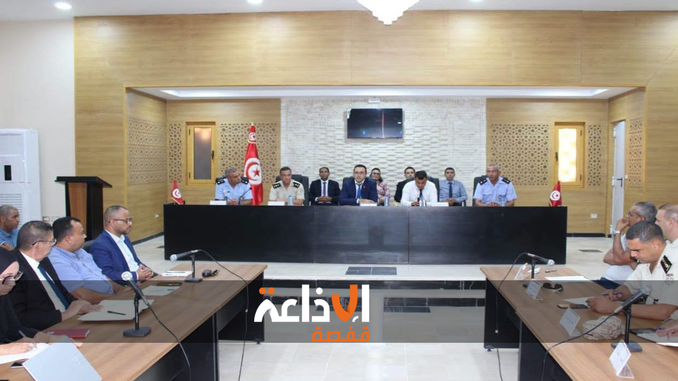 جلسة عمل بمقر ولاية توزر تنظر في الاستعدادات للعودة المدرسية 2026-2027.