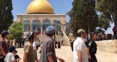 فلسطين : عشرات المستوطنين يقتحمون المسجد الأقصى بحماية قوات الاحتلال