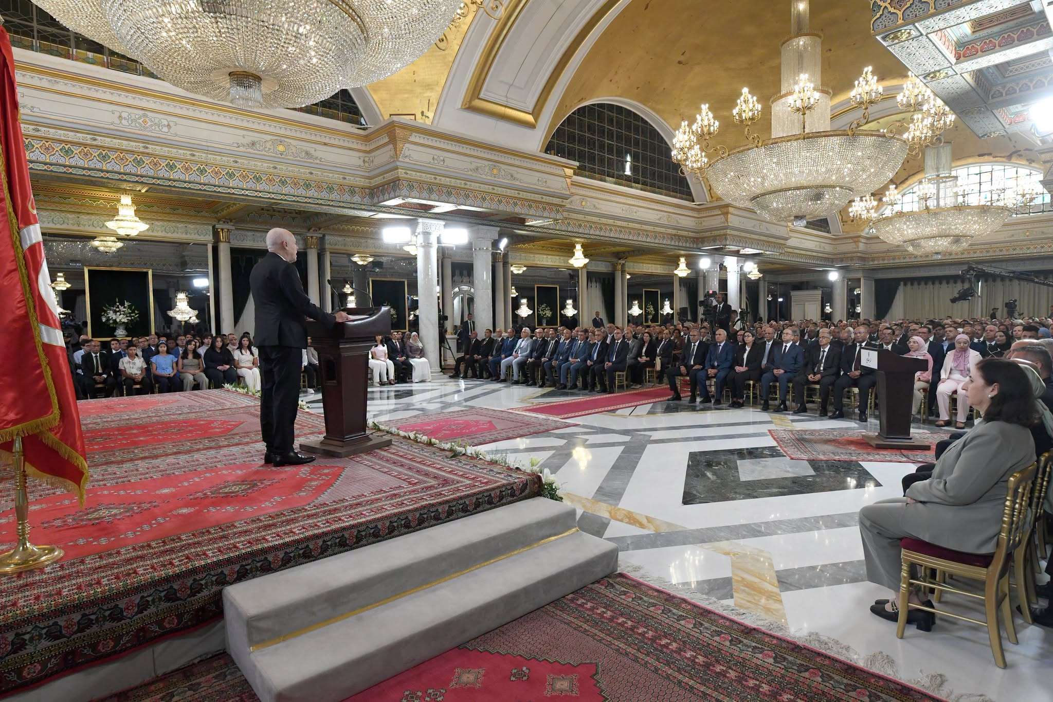 رئيس الجمهورية يشرف على موكب الاحتفال بيوم العلم
