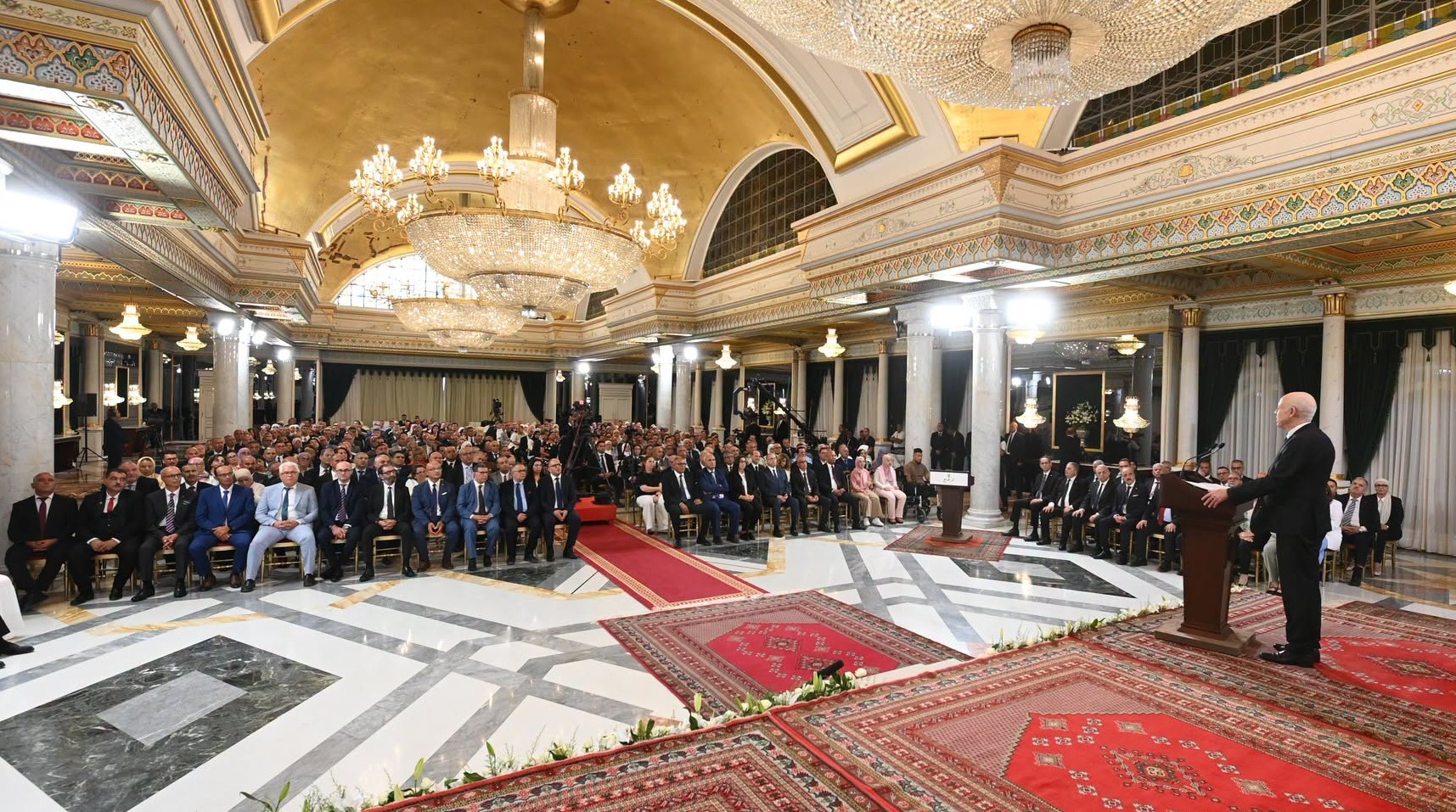 رئيس الجمهورية يشرف على موكب الاحتفال بيوم العلم