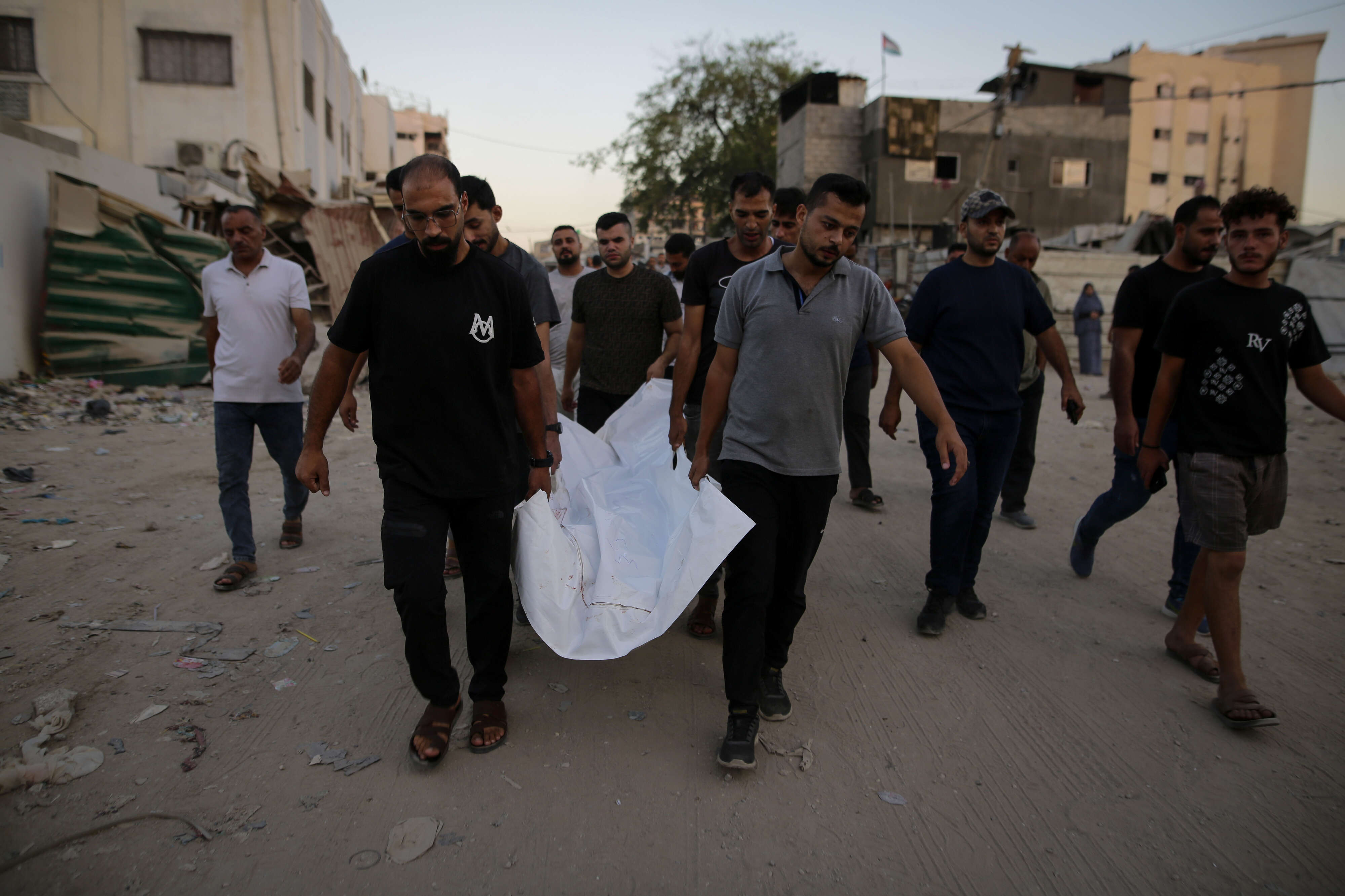 الإغاثة الطبية في غزة تحذّر من انهيار المنظومة الصحية بسبب نقص الأدوية والوقود
