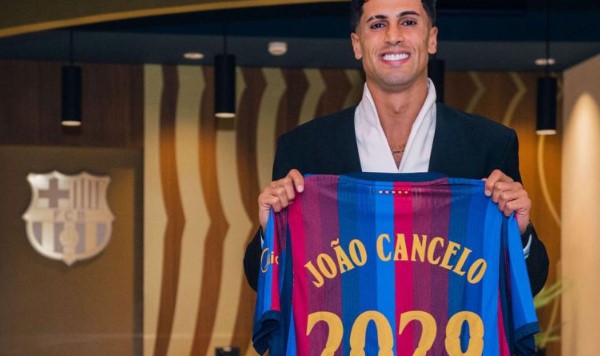 برشلونة يضم البرتغالي كانسيلو لثلاثة مواسم