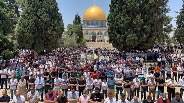 عشرات الآلاف من الفلسطينيين يؤدون صلاة الجمعة في المسجد الأقصى المبارك