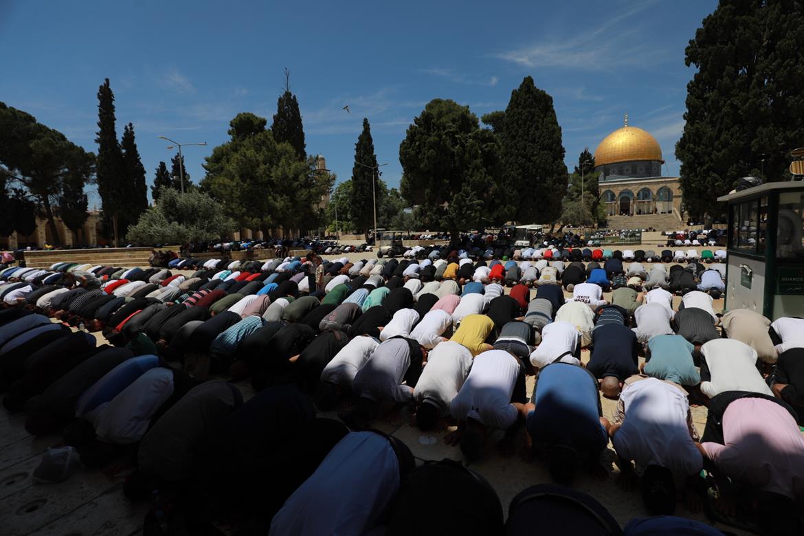 عشرات الآلاف من الفلسطينيين يؤدون صلاة الجمعة في المسجد الأقصى المبارك