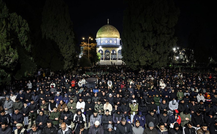 عشرات الآلاف من الفلسطينيين يؤدون صلاة الجمعة في المسجد الأقصى المبارك