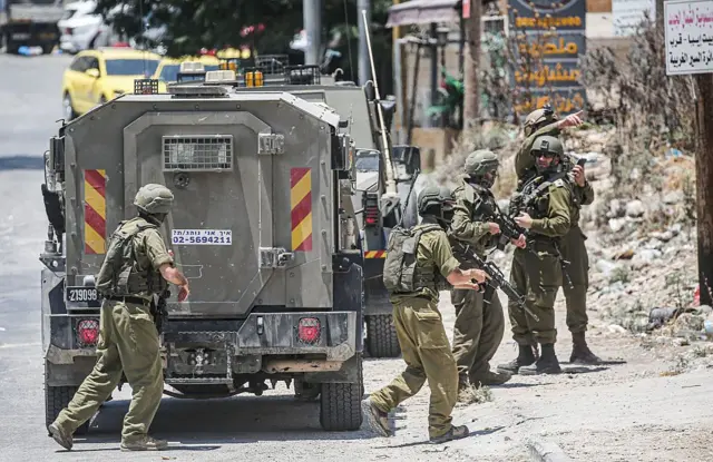 اصابة 14 فلسطينيا بالرصاص والاختناق خلال اقتحامات للاحتلال في الضفة الغربية