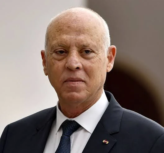 رئيس الجمهورية يؤدي زيارة غير معلنة إلى أحد مصانع المياه المعدنية بمعتمدية الوسلاتية