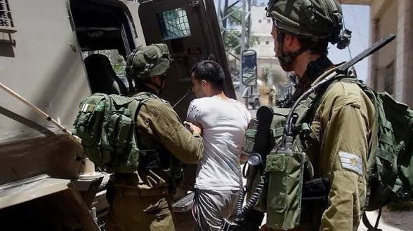 الاحتلال الاسرائيلي يعتقل 10 فلسطينيين خلال اقتحامه لمدن وبلدات الضفة الغربية
