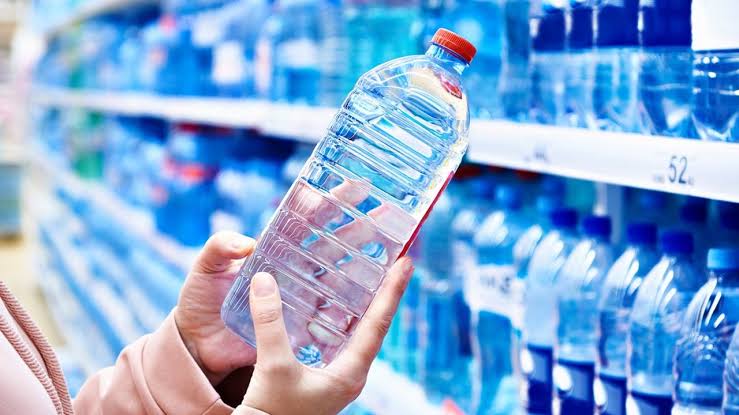 Pénuries d’eau minérale : retour à la normale annoncé pour septembre