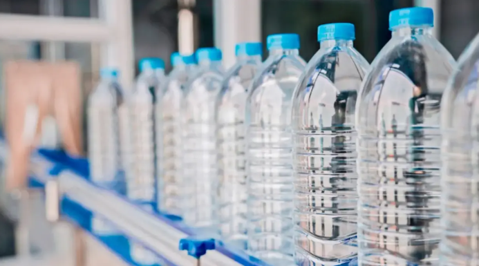 Eau minérale : un retour progressif à la normale attendu dès septembre