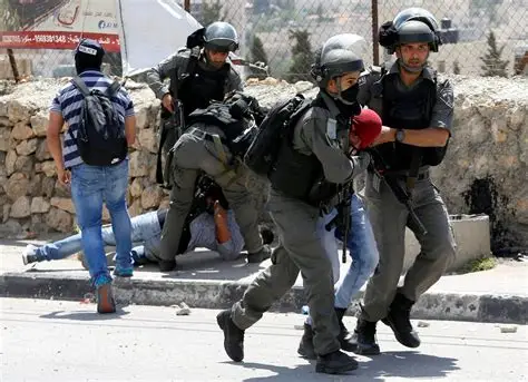 قوات الاحتلال تعتقل عددا من الفلسطينيين وتشدد إغلاق الطرق وتحاصر منازل بالضفة الغربية