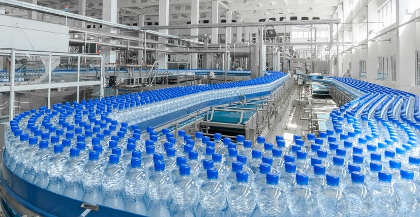 مصانع المياه المعدنية تعمل بأقصى طاقتها الإنتاجية لتلبية الطلب المتزايد على المياه المعلبة (بيان)
