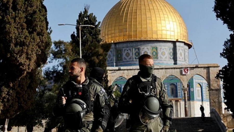 فلسطين : عشرات المستوطنين الصهاينة يقتحمون باحات المسجد الأقصى المبارك