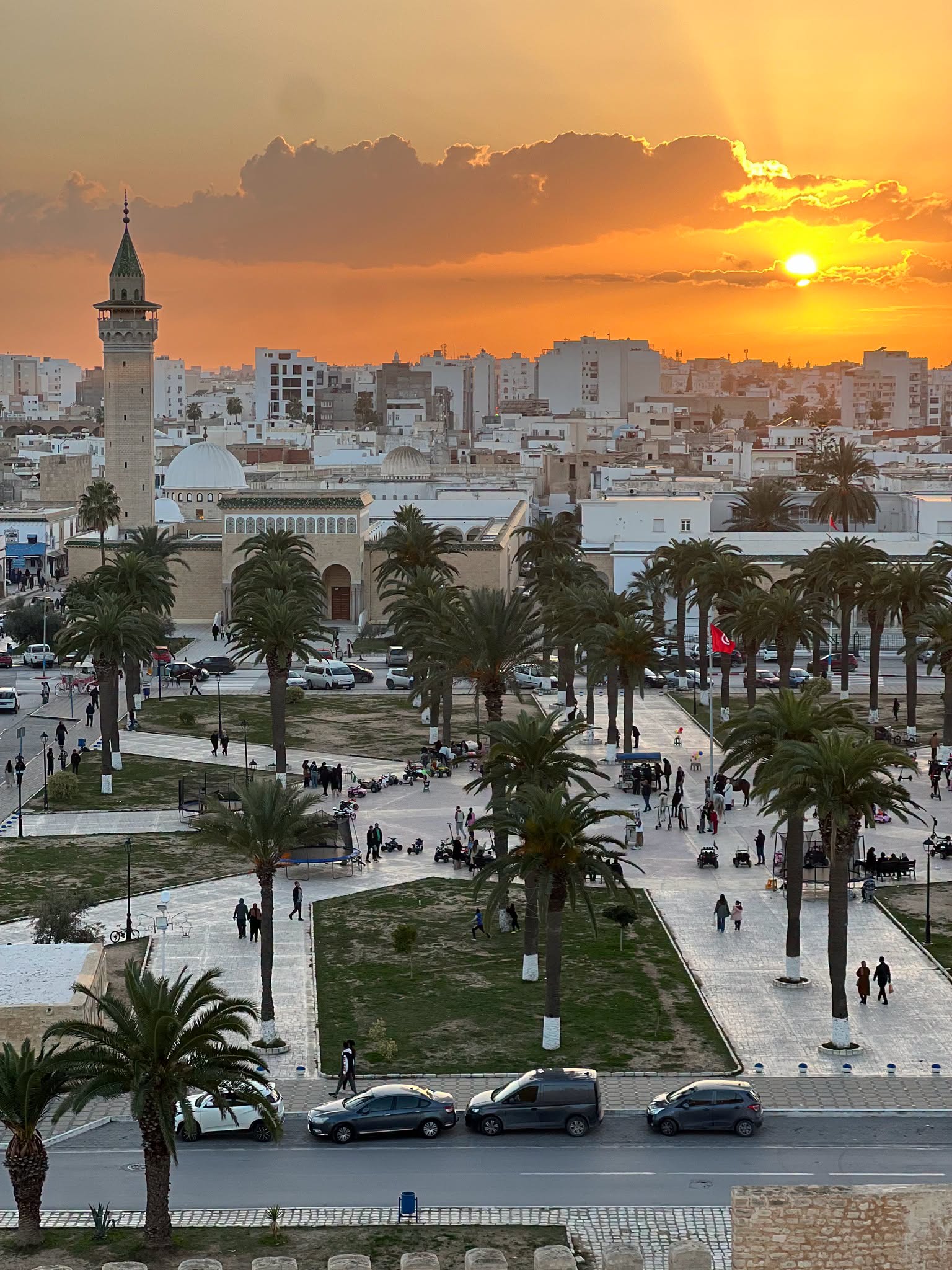 طقس حار وعامة صاف الى قليل السحب