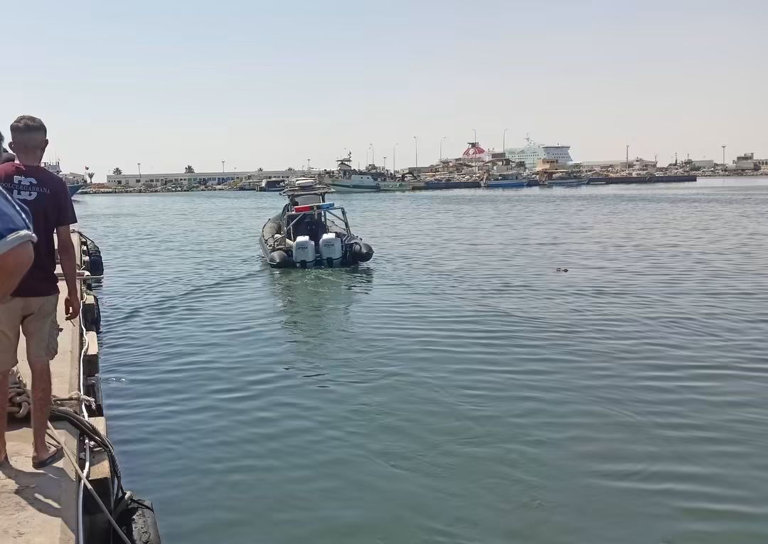 استكمال عمليات البحث والإنقاذ إثر حادثة غرق مركب بسواحل جرجيس