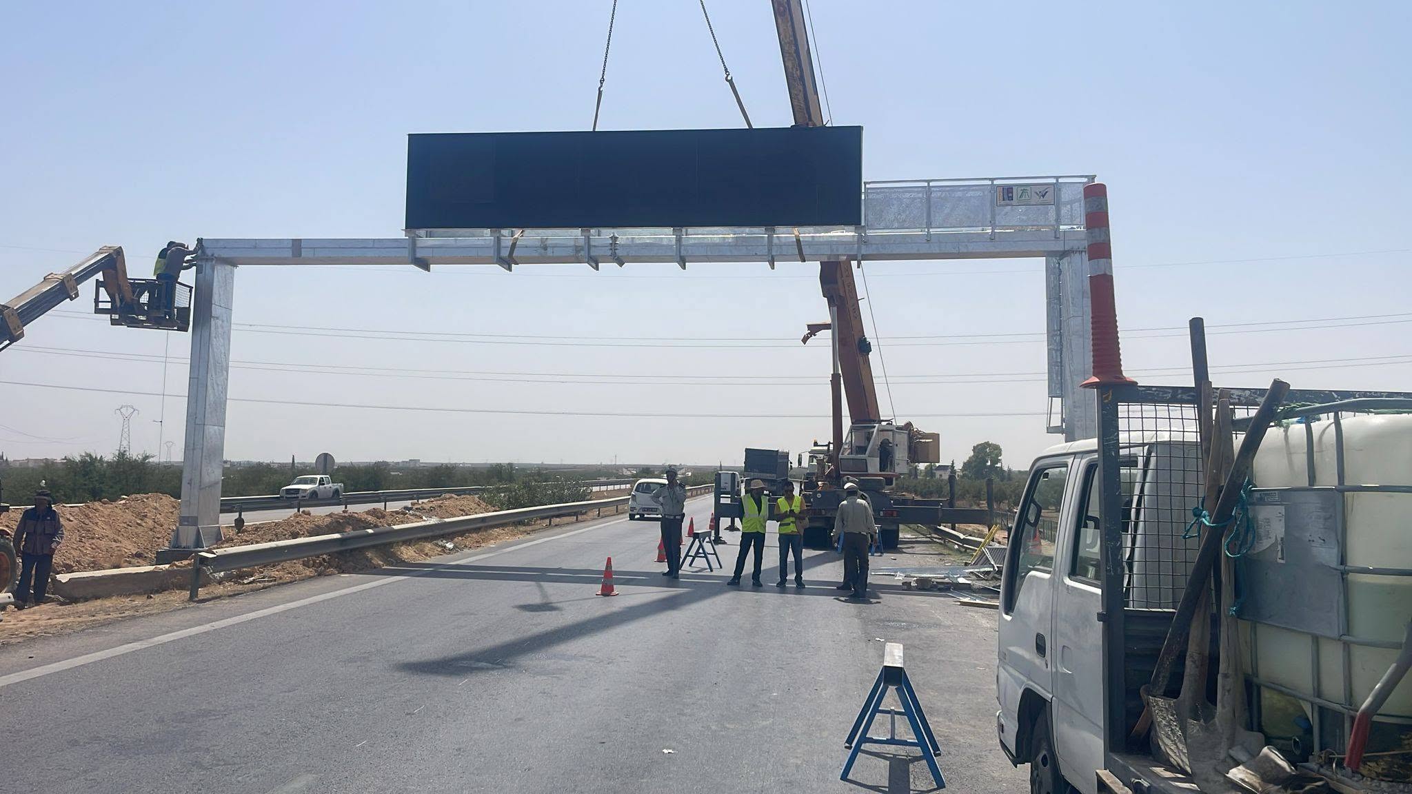مواصلة تنفيذ برنامج تحديث وتجهيز الطريق السيارة بالمنظومات الذكية للإرشاد والسلامة المرورية، تواصل شركة تونس للطرقات السيارة